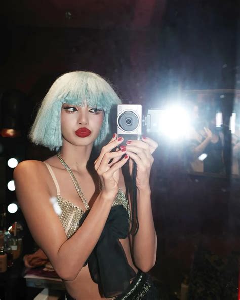 BLACKPINKs Lisa Shares Sexy Shots From Crazy Horse。